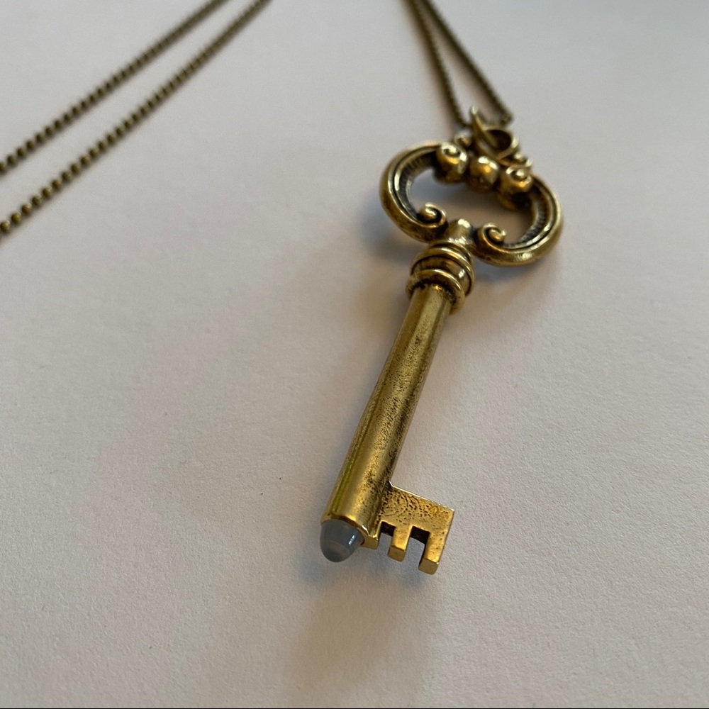Antique brass key necklace with long chain - Picture 5 of 12